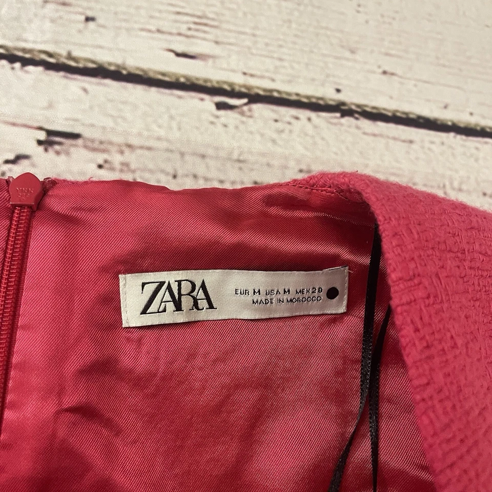 Mono corto tejido texturizado rosa Zara mameluco corto Barbie talla mediana cuello en V Foto 4 de 4