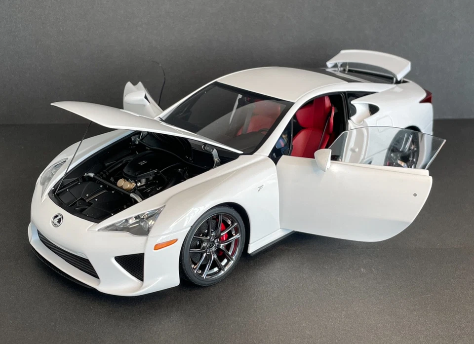 Lexus LFA Autoart Signature Diecast 1/18 Whitest White - Image 2 of 4