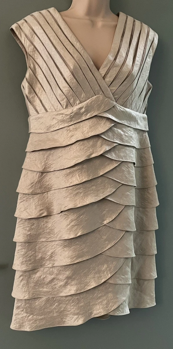 Vestido de Ocasión Vaina a Rayas Doradas Adrianna Papell Cuello en V Sin Mangas 10/12