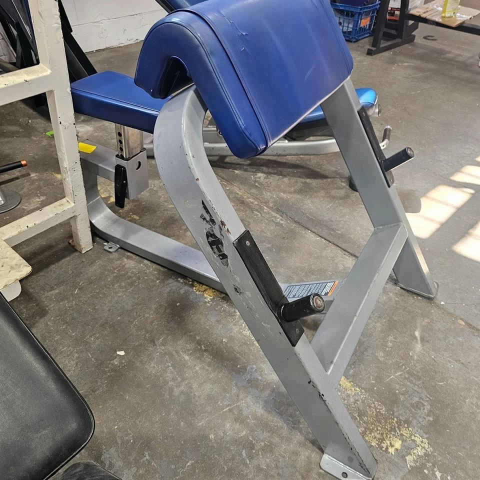 Rizo de predicador sentado Precor Icarian Foto 2 de 4