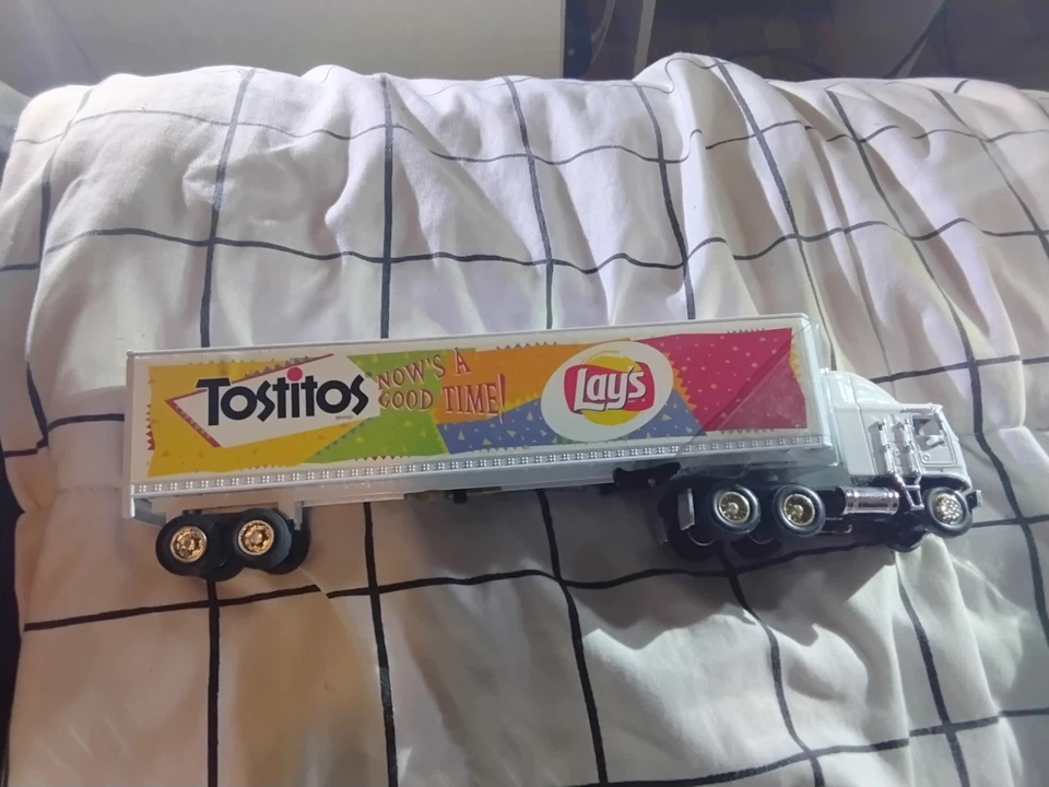 Banco de semirremolque y remolque Kenworth K100E escala 1/64 raro frito lay con llave Foto 3 de 4