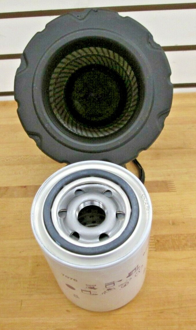 NAPA / JOHN DEERE (1) AIR FILTER P/N 6671 (1) OIL FILTER P/N 7076