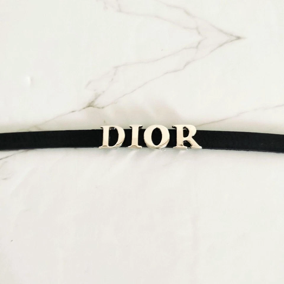 Pulsera Christian Dior en cuero negro con logo placa color plata usada en caja Foto 4 de 4
