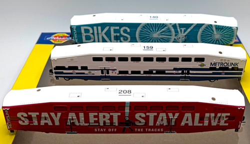PACK DE 3 COCHES BOMBARDIER N ATHEARN 25411 METROLINK # 140 BICICLETAS, 159, 208 STAY ALERT | Condition: New