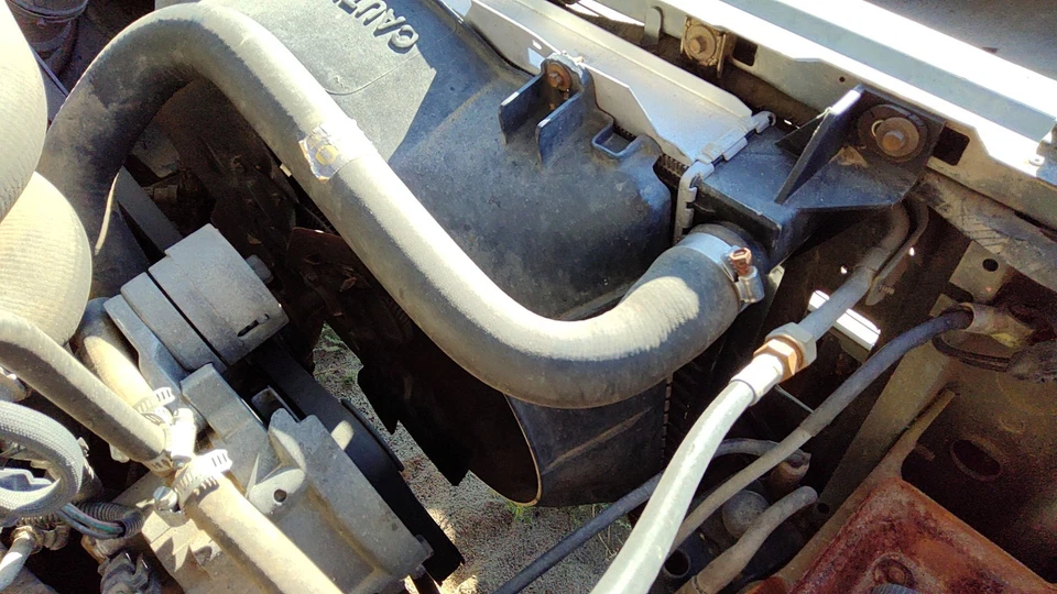 Оригинальный пластиковый корпус вентилятора охлаждения радиатора 1989 Ford F150 5,0 л - Изображение 2 из 3