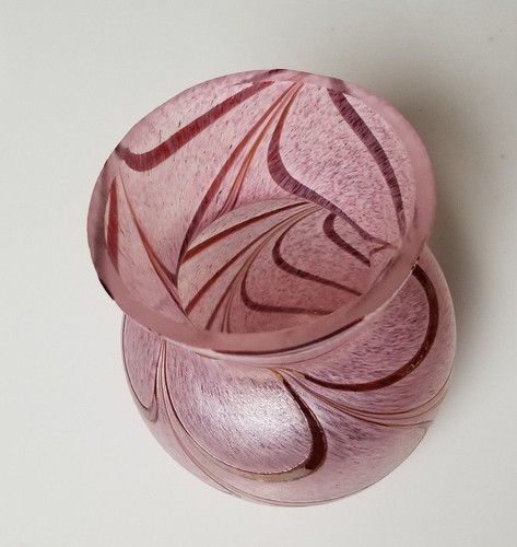 Art Glass Vase hand blown red with swirl - Picture 5 of 7
