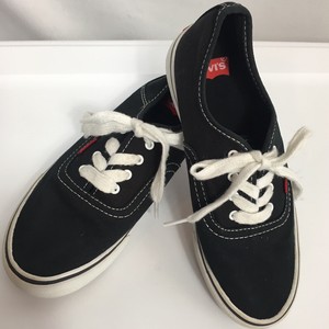 white cotton tennis shoes