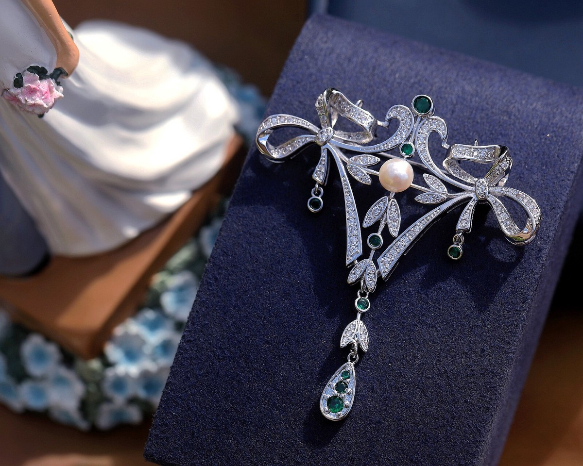 Collier Pendentif Broche Style Belle Epoque Dentelle - Serti CZ Blanc Rhodié, Neuf Sans Emballage