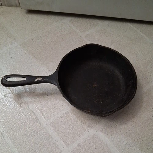 1960s Griswold Cast Iron Skillet No 7 Sits Flat