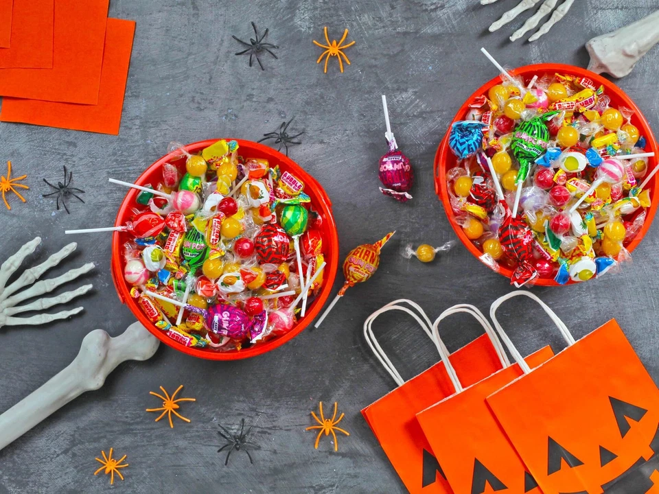 18 LB Bulk Candy Mix Approx. 1,000 Pieces Parade Throws, Individually Wrapped - Image 3 of 4
