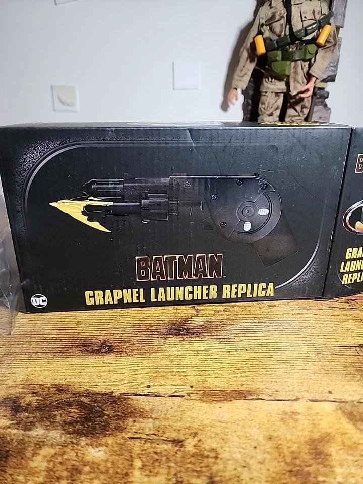 De colección Batman 1989 Neca Toys Grapnel Launcher Réplica Foto 4 de 4