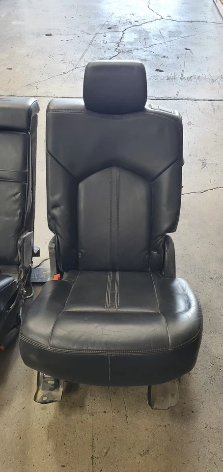 Cadillac SRX 2011 asiento de banco trasero abierto de cuero negro Foto 2 de 4