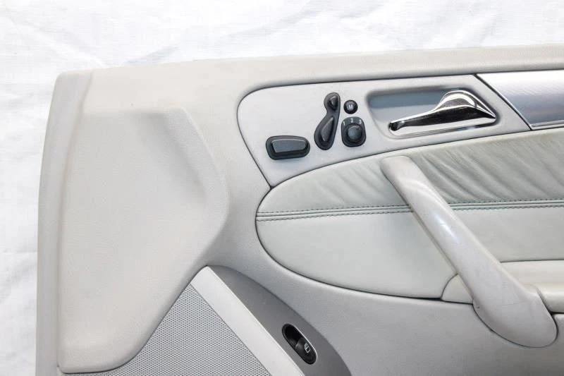 Mercedes C55 W203 2005 sedán #295 panel de puerta interior delantero derecho Foto 4 de 4