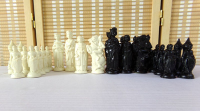 Vintage Chess Medieval Renaissance 32 Piece Set ANRI ES Lowe Black Cream Plastic