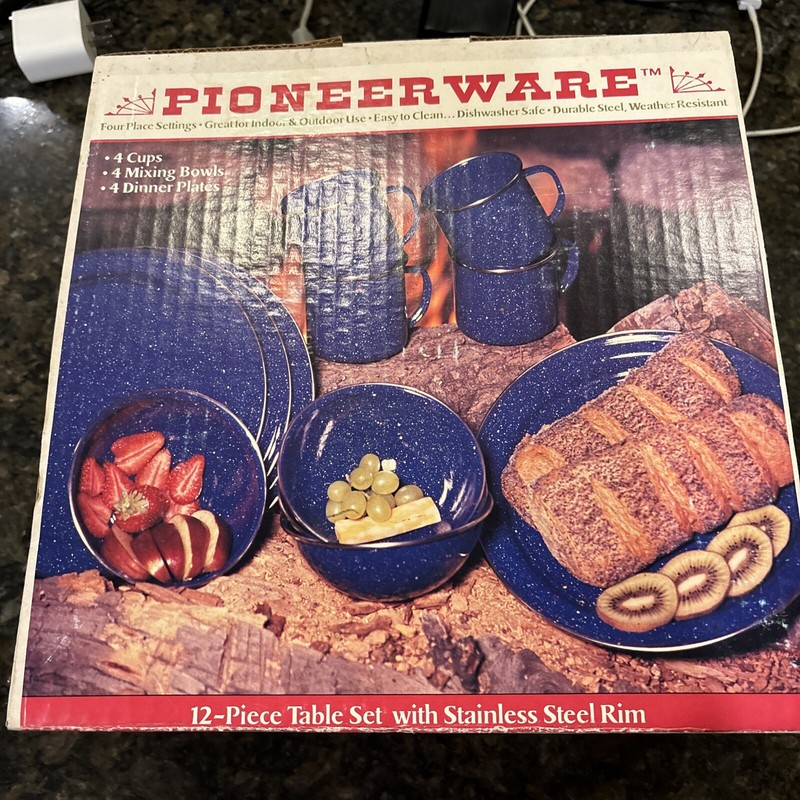 GSI Outdoors Camp Dinnerware Set I 4-Person Set Blue Porcelained enamelware