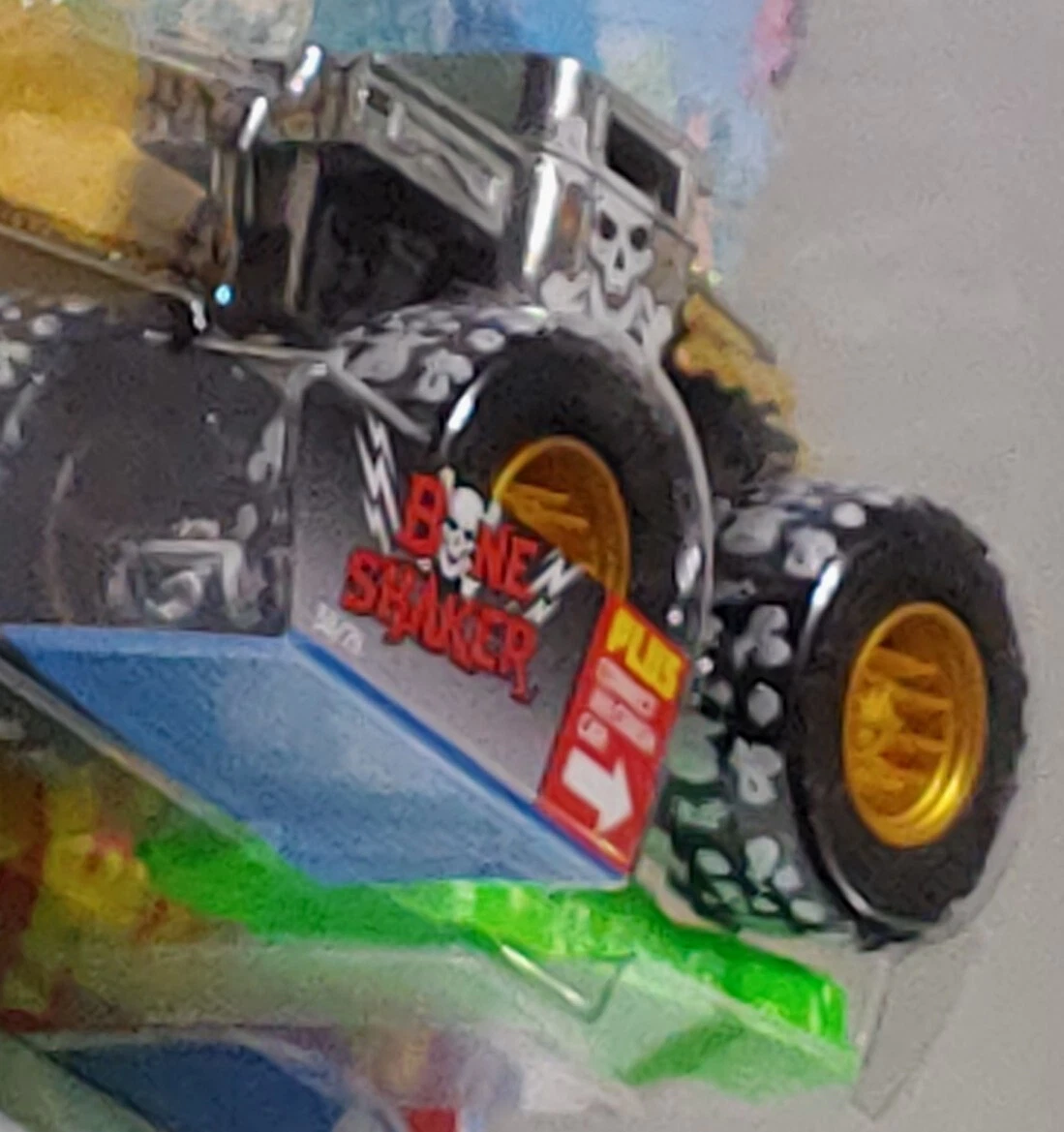 Hot Wheels Monster Trucks Bone Shaker with Crushable Car New Sealed GJG98