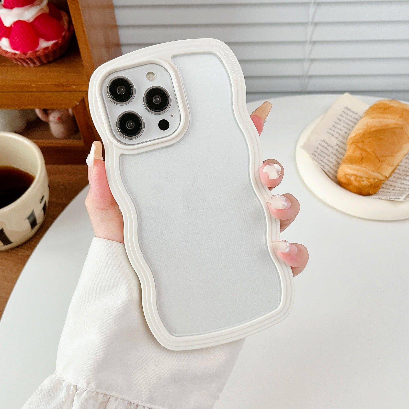 Coque iPhone 13 Pro claire ondulée antichoc pour éviter les chutes et protéger l'appareil photo