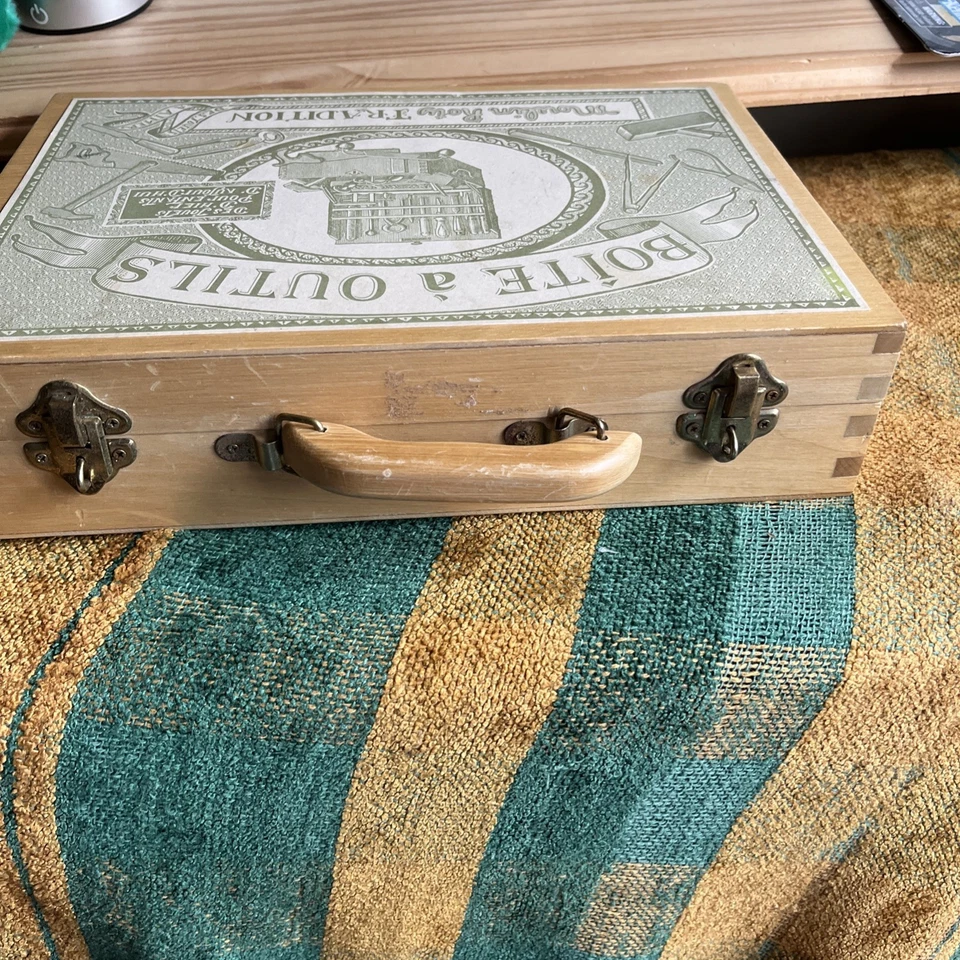 Caja de herramientas de carpintería de juguete infantil de madera con herramientas usadas Foto 3 de 4