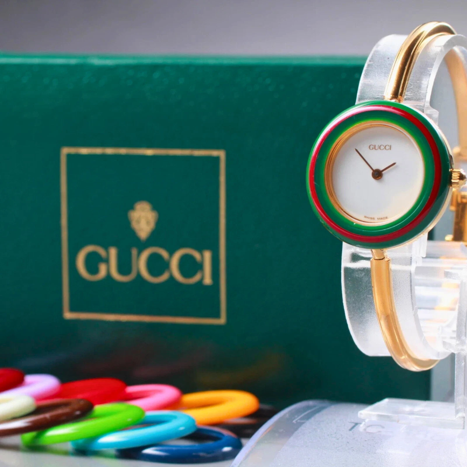 Montre femme vintage quasi neuve pile Gucci lunette à changement 11/12,2 12 couleurs
