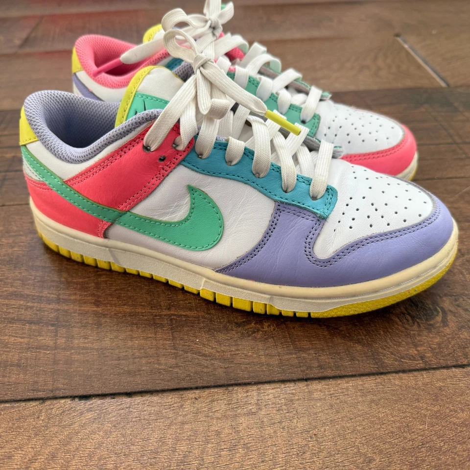 NIKE Mujer Dunk Low SE Mujer Talla 6 Pascua Caramelo Tenis Zapatos DD1872-100 Foto 2 de 4