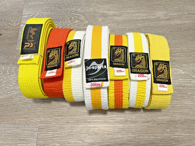 Karate und Judo Gürtel. Verschiedene Größen und Farben