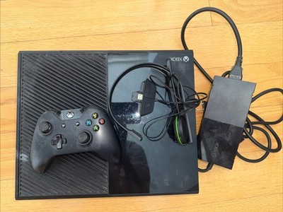 Microsoft Xbox One Console Bundle 1540  Tested w/ Controller & Power Supply