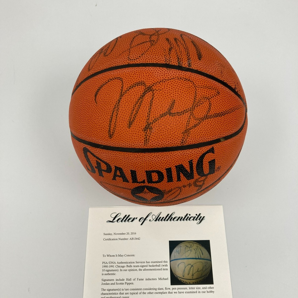 Michael Jordan 1990-91 Chicago Bulls NBA Champs Team Signed Michael Jordan 1990-91 Chicago Bulls NBA Champs Team Signed