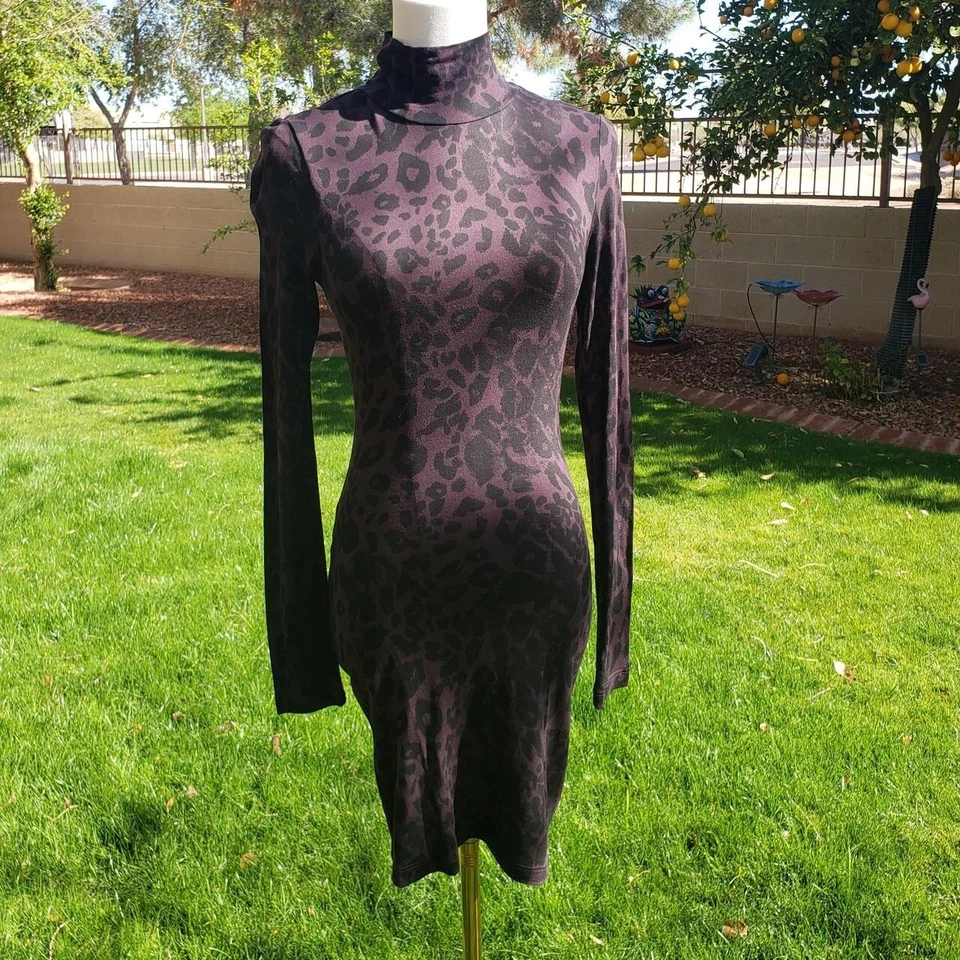 GUESS LOS ANGELES, Talla pequeña. Vestido leopardo morado y negro. Nuevo con etiquetas.