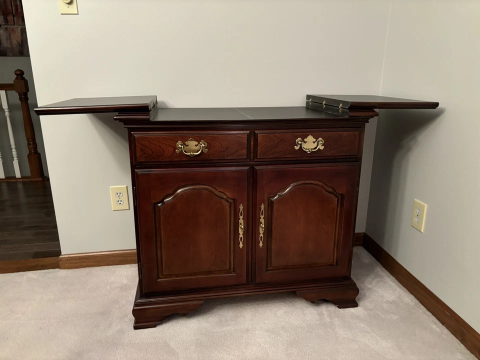 Juego de COMEDOR 9 piezas Bernhardt de madera maciza. Ligeramente usado. Foto 2 de 4