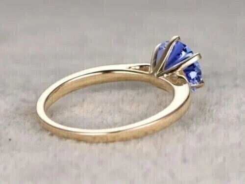 Anillos de regalo de promesa de mujer con acabado de oro amarillo de 14 quilates de tanzanita azul simulada de 2 quilates Foto 4 de 4