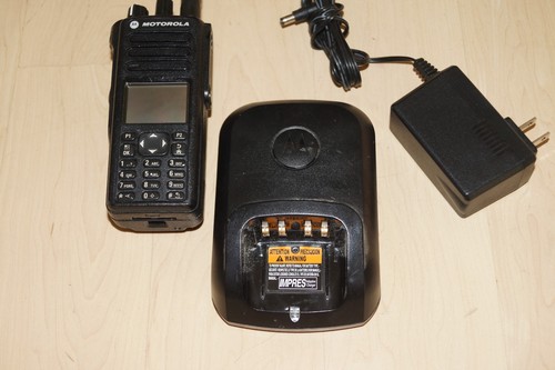 Motorola XPR7550 VHF MotoTrbo Talkie mit Akku, Impres Ladegerät AAH56JDN9KA1AN