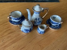 Child  s Ceramic Play House Tea Set 9 Pc. Gold Trim Blue Willow Design