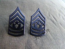PAR DE PRENDEDORES INSIGNIA METAL SARGENTO MAYOR RANGO SARGENTO CUERPO MARINO USMC NEGRO