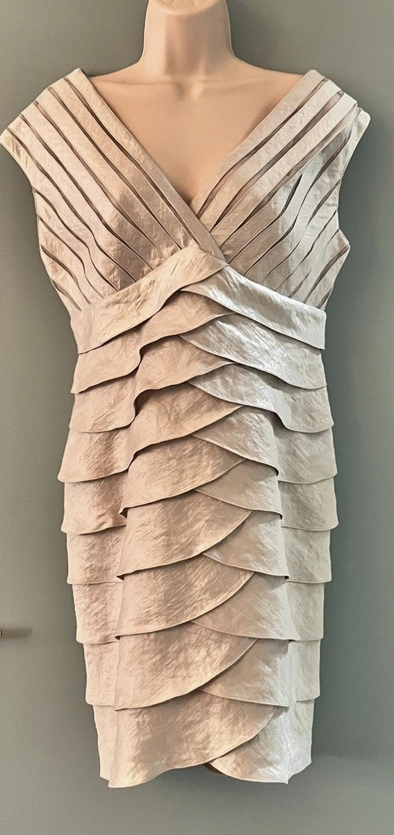 Vestido de Ocasión Vaina a Rayas Doradas Adrianna Papell Cuello en V Sin Mangas 10/12