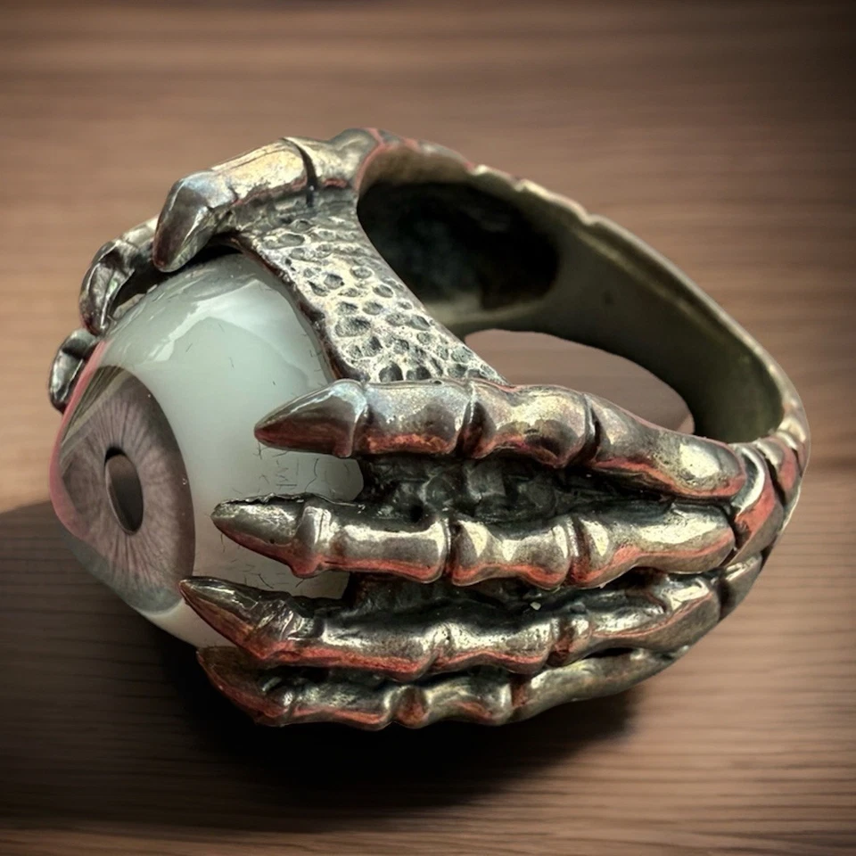 Anillo gótico de plata esterlina con globo ocular gris sostenido por Garras para hombre Foto 3 de 4