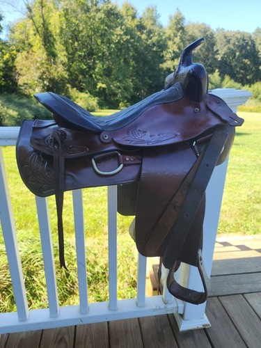 Selle Western 16 En Éco-Cuir Couleur Châtaigne Avec Finition Teinture