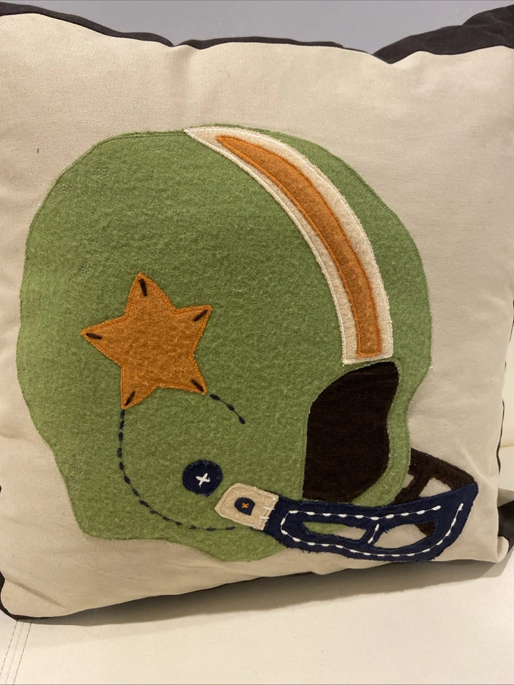 Falsa decorativa de fútbol Pottery Barn para niños / inserto incluido 20X20 Foto 2 de 4