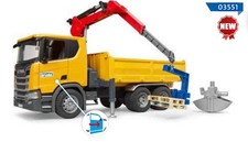 BRUDER, SCANIA Super 560R ribaltabile 6x4 con gru a 2 pallet, 1/16,  BRU3551