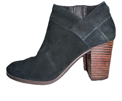Koolaburra by UGG Women s Black Suede Ankle Bootie Zip Round Toe 6 1105870
