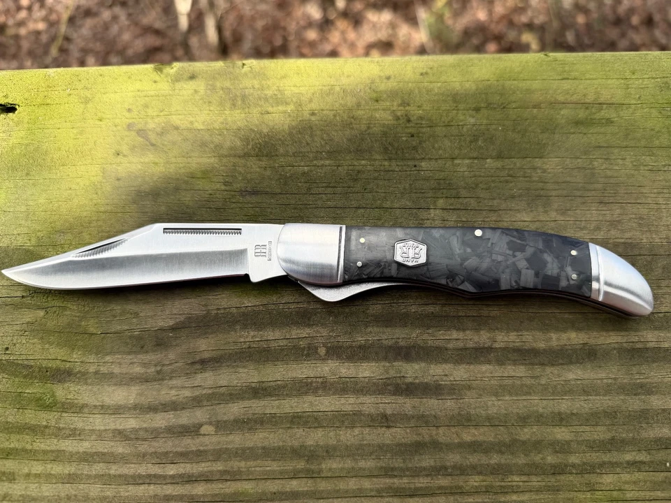 Faca dobrável de fibra de carbono Rough Rider Hunter Midnight Ice aço inoxidável -RR1999 - Imagem 2 de 4