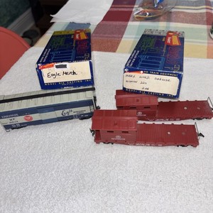 HO Box Car And 2 Work Caboose