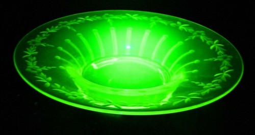 Vintage Wreath Etched Footed Green Vaseline Glass Centerpiece Bowl 2.5" x 12" EX