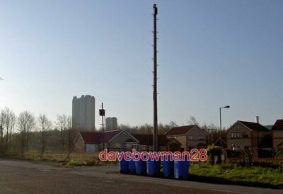 FOTO BLAUE MÜLLEIMER AUF DER SCROOBY ROAD MIT DER KOPFBEDECKUNG DER ZECHE HARWORTH IN DER