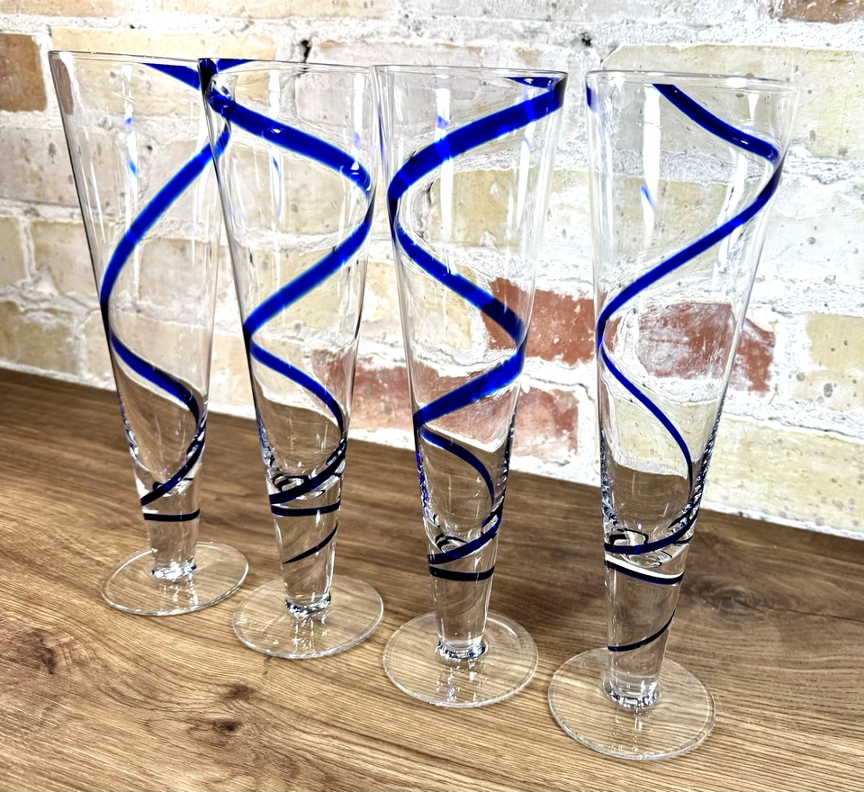 Pier 1 Juego de flautas Pilsner de vidrio soplado 4 rayas de cinta azul cobalto Navidad Año Nuevo Foto 2 de 4
