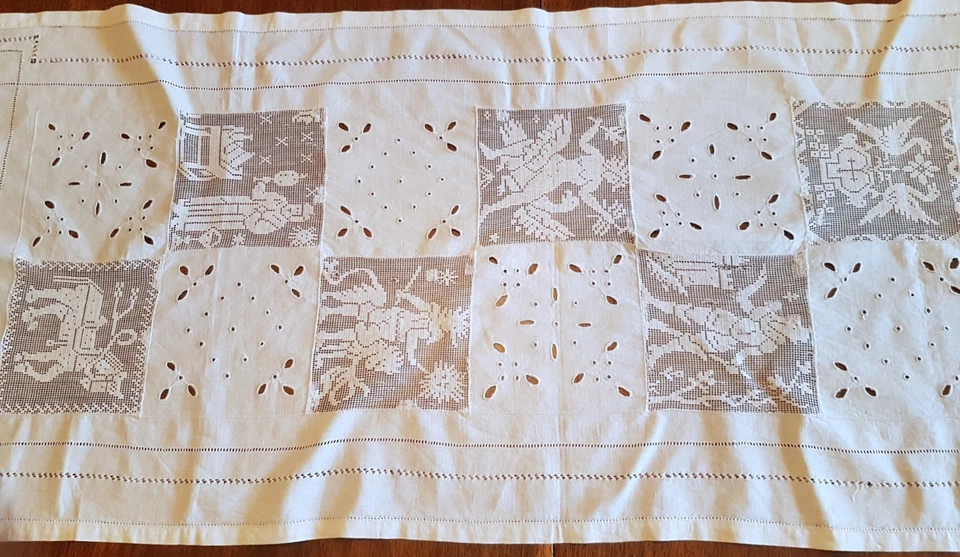 CHEMIN DE TABLE-  en coton brodé et carrés de dentelles au filet - 112cmx46 cm - Photo 3/4
