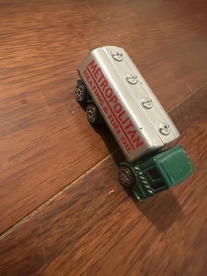 Semirremolque cisterna Maisto Green Metropolitan calefacción y combustible gas fundido a presión Foto 2 de 4