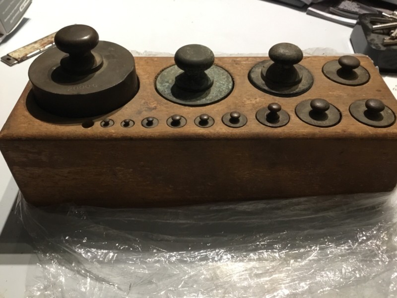 GRAM WEIGHT SET 13 pcs in WOOD SLAB 1 gr to 2000 grams KNOBBED