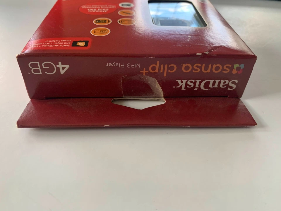 SanDisk Sansa Clip+ MP3 Player Voice Recorder 4GB Blue FM Radio - New Sealed Box - Image 4 of 4