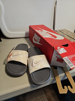 Nike women's Benadsi JDI print sandals With Box/ New With Tags/ size 7