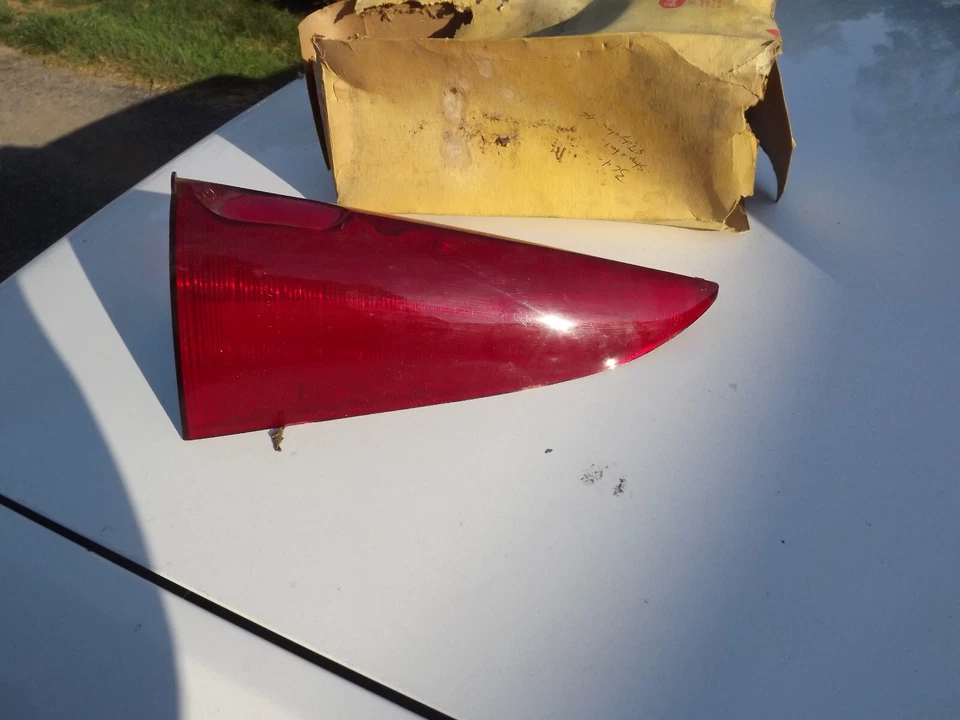 Lente de luz trasera derecha Chrysler 1957 Glo-Brite 364 1689932 New Yorker 300 NORS Foto 2 de 4